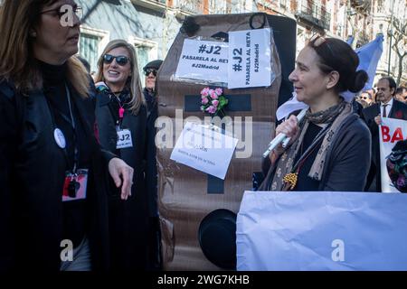 Madrid, Spanien. Februar 2024. Eine Gruppe von Demonstranten hält Plakate bei einer Demonstration, die durch die Straßen von Zentral-Madrid führte, die von Anwälten und Anwälten aus verschiedenen Verbänden und Gruppen in Spanien aufgerufen wurde und einen fairen Ruhestand und einen angemessenen Rechtsbeistand forderte. Quelle: SOPA Images Limited/Alamy Live News Stockfoto