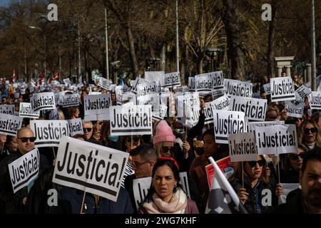 Madrid, Spanien. Februar 2024. Eine Gruppe von Demonstranten hält Plakate bei einer Demonstration, die durch die Straßen von Zentral-Madrid führte, die von Anwälten und Anwälten aus verschiedenen Verbänden und Gruppen in Spanien aufgerufen wurde und einen fairen Ruhestand und einen angemessenen Rechtsbeistand forderte. Quelle: SOPA Images Limited/Alamy Live News Stockfoto