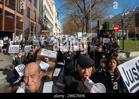 Madrid, Spanien. Februar 2024. Eine Gruppe von Demonstranten hält Plakate bei einer Demonstration, die durch die Straßen von Zentral-Madrid führte, die von Anwälten und Anwälten aus verschiedenen Verbänden und Gruppen in Spanien aufgerufen wurde und einen fairen Ruhestand und einen angemessenen Rechtsbeistand forderte. Quelle: SOPA Images Limited/Alamy Live News Stockfoto