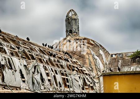 Ein altes Kirchendach im Barranco-Viertel von Lima ist fast unreparabel beschädigt und hat zu einer Ruine geführt. Stockfoto