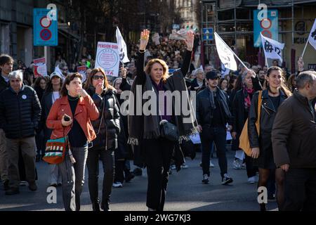 Madrid, Spanien. Februar 2024. Eine Frau hebt die Arme während einer Demonstration, die durch die Straßen von Madrid führte, die von Anwälten und Anwälten aus verschiedenen Verbänden und Gruppen in Spanien aufgerufen wurde und einen fairen Ruhestand und einen angemessenen Rechtsbeistand forderte. Quelle: SOPA Images Limited/Alamy Live News Stockfoto