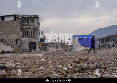 Hatay, Türkei. Februar 2024. Ein Blick auf eingestürzte Gebäude und ein Zelt, das nach dem Erdbeben als Unterschlupf errichtet wurde. Das größte Erdbeben in der Türkei erlebte die Türkei am 6. Dezember 2023 in der Grenzregion Syrien. Nach den aufeinanderfolgenden Erdbeben von 7,4 und 7,7 waren 10 Städte in der östlichen Region betroffen. Im Stadtzentrum von Hatay, einer der am stärksten betroffenen Städte, befinden sich noch immer Ruinen eingestürzter Gebäude. (Credit Image: © Tunahan Turhan/SOPA Images via ZUMA Press Wire) NUR REDAKTIONELLE VERWENDUNG! Nicht für kommerzielle ZWECKE! Stockfoto