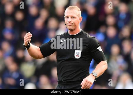 Peterborough am Samstag, 3. Februar 2024. Schiedsrichter Scott Tallis (Match-Schiedsrichter) Gesten beim Spiel der Sky Bet League 1 zwischen Peterborough und Wigan Athletic in der London Road, Peterborough am Samstag, den 3. Februar 2024. (Foto: Kevin Hodgson | MI News) Credit: MI News & Sport /Alamy Live News Stockfoto