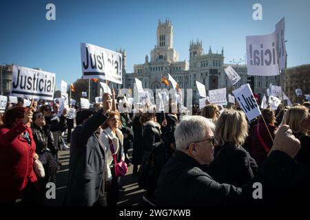 Madrid, Spanien. Februar 2024. Eine Gruppe von Demonstranten hält Plakate bei einer Demonstration, die durch die Straßen von Zentral-Madrid führte, die von Anwälten und Anwälten aus verschiedenen Verbänden und Gruppen in Spanien aufgerufen wurde und einen fairen Ruhestand und einen angemessenen Rechtsbeistand forderte. Quelle: SOPA Images Limited/Alamy Live News Stockfoto