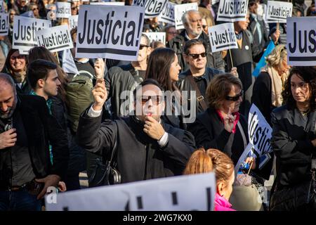 Madrid, Spanien. Februar 2024. Ein Mann pfeift während einer Demonstration, die durch die Straßen von Madrid führte, die von Anwälten und Anwälten aus verschiedenen Verbänden und Gruppen in Spanien gerufen wurde und einen fairen Ruhestand und einen angemessenen Rechtsbeistand forderte. Quelle: SOPA Images Limited/Alamy Live News Stockfoto