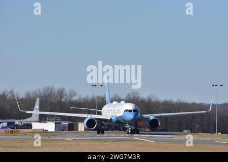 Wilmington, Delaware, USA. Februar 2024. (NEU) Air Force Two mit dem Vizepräsidenten der Vereinigten Staaten Kamala Harris und dem zweiten Gentleman der Vereinigten Staaten Doug Emhoff an Bord verließ die Delaware Air National Guard Base nach dem Besuch des Hauptquartiers der Kampagne Biden-Harris am Samstag. US-Präsident Joe Biden, US-First Lady Jill Biden, US-Vizepräsident Kamala Harris und US-Second Gentleman Doug Emhoff besuchten das Hauptquartier der Biden-Harris-Kampagne zu einer feierlichen Eröffnung in Wilmington, Delaware. 3. Februar 2024, Wilmington, Delaware, USA: Präsident Joe Biden sprach zu einigen hundert Suppo Stockfoto