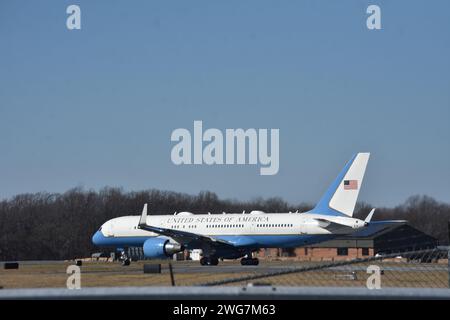 Wilmington, Delaware, USA. Februar 2024. (NEU) Air Force Two mit dem Vizepräsidenten der Vereinigten Staaten Kamala Harris und dem zweiten Gentleman der Vereinigten Staaten Doug Emhoff an Bord verließ die Delaware Air National Guard Base nach dem Besuch des Hauptquartiers der Kampagne Biden-Harris am Samstag. US-Präsident Joe Biden, US-First Lady Jill Biden, US-Vizepräsident Kamala Harris und US-Second Gentleman Doug Emhoff besuchten das Hauptquartier der Biden-Harris-Kampagne zu einer feierlichen Eröffnung in Wilmington, Delaware. 3. Februar 2024, Wilmington, Delaware, USA: Präsident Joe Biden sprach zu einigen hundert Suppo Stockfoto