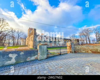 Eine Low-Angle-Aufnahme des Kamieniec Zabkowicki Palastes in Polen Stockfoto