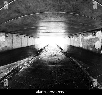 Dunkle Tunnelperspektive mit hellem Licht am Ende Stockfoto