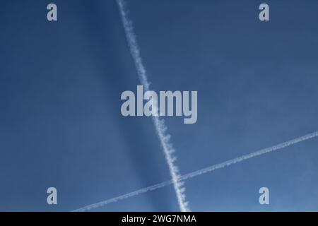 Zwei Spuren von Flugzeugen im klaren blauen Himmel Stockfoto