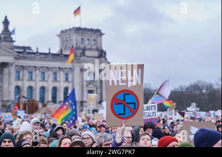 Berlin, Deutschland. Februar 2024. Tausende von Menschen mit Plakaten nehmen an der Demonstration eines Bündnisses "Wir sind die Firewall" für Demokratie und gegen Rechtsextremismus Teil. Mit der Demonstration wollen die Teilnehmer ein Beispiel für Widerstand gegen Rechtsextremismus geben. Annette Riedl/dpa/Alamy Live News Stockfoto