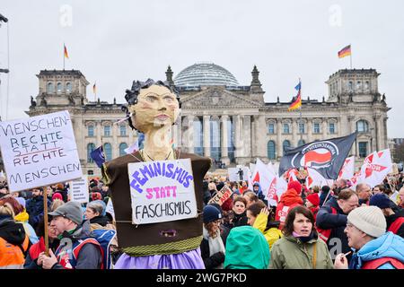 Berlin, Deutschland. Februar 2024. Tausende von Menschen mit Plakaten nehmen an der Demonstration eines Bündnisses "Wir sind die Firewall" für Demokratie und gegen Rechtsextremismus Teil. Mit der Demonstration wollen die Teilnehmer ein Beispiel für Widerstand gegen Rechtsextremismus geben. Annette Riedl/dpa/Alamy Live News Stockfoto