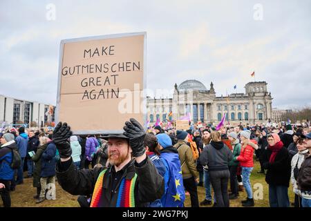 Berlin, Deutschland. Februar 2024. Tausende von Menschen mit Plakaten nehmen an der Demonstration eines Bündnisses "Wir sind die Firewall" für Demokratie und gegen Rechtsextremismus Teil. Mit der Demonstration wollen die Teilnehmer ein Beispiel für Widerstand gegen Rechtsextremismus geben. Annette Riedl/dpa/Alamy Live News Stockfoto