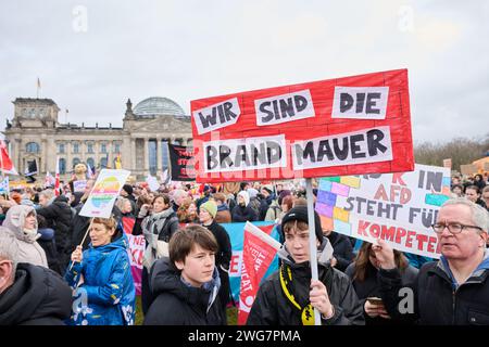 Berlin, Deutschland. Februar 2024. Tausende von Menschen mit Plakaten nehmen an der Demonstration eines Bündnisses "Wir sind die Firewall" für Demokratie und gegen Rechtsextremismus Teil. Mit der Demonstration wollen die Teilnehmer ein Beispiel für Widerstand gegen Rechtsextremismus geben. Annette Riedl/dpa/Alamy Live News Stockfoto