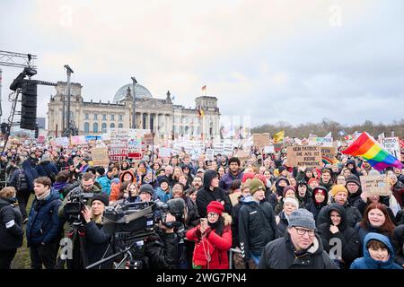 Berlin, Deutschland. Februar 2024. Tausende von Menschen mit Plakaten nehmen an der Demonstration eines Bündnisses "Wir sind die Firewall" für Demokratie und gegen Rechtsextremismus Teil. Mit der Demonstration wollen die Teilnehmer ein Beispiel für Widerstand gegen Rechtsextremismus geben. Annette Riedl/dpa/Alamy Live News Stockfoto