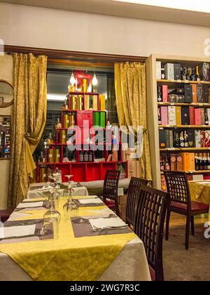 Wunderschönes Weinrestaurant in Verona, mit einer großen Auswahl an Weinen. Italien Stockfoto