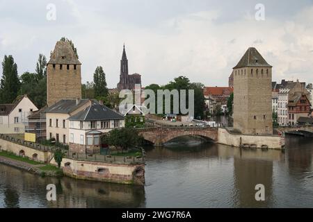 Straßburg, Frankreich - 9. Juni 2021: Ponts Couverts, historisches Set aus drei Brücken und vier Wehrtürmen, beliebtes Touristenziel Stockfoto