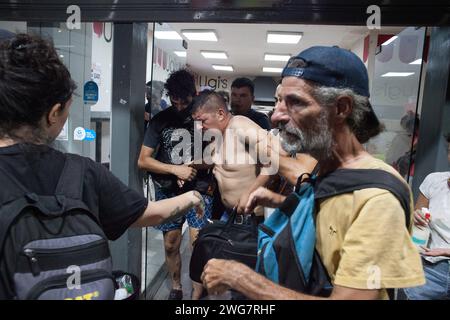 Buenos Aires, Bundeshauptstadt, Argentinien. Februar 2024. 2. Februar 2024, Buenos Aires, Argentinien: Die Sicherheitsbehörden des argentinischen Staates unterdrückten Demonstranten, die in der Nähe des Nationalkongresses protestierten, um die Zustimmung des umstrittenen Omnibus-Gesetzes des neu gewählten Präsidenten Javier Milei in der Abgeordnetenkammer abzulehnen. Bei der Repression wurden ältere Erwachsene geschlagen, überfahren und mit Pfefferspray besprüht. Sie nahmen auch einen Fotografen fest. (Kreditbild: © Roberto Almeida Aveledo/ZUMA Press Wire) NUR REDAKTIONELLE VERWENDUNG! Nicht für C Stockfoto