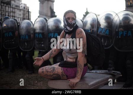 Buenos Aires, Argentinien. Februar 2024. Die Sicherheitsbehörden des argentinischen Staates unterdrückten die Demonstranten, die in der Nähe des Nationalkongresses protestierten, um die Zustimmung des umstrittenen Omnibus-Gesetzes des neu gewählten Präsidenten Javier Milei in der Abgeordnetenkammer abzulehnen. Bei der Repression wurden ältere Erwachsene geschlagen, überfahren und mit Pfefferspray besprüht. Sie nahmen auch einen Fotografen fest. (Kreditbild: © Roberto Almeida Aveledo/ZUMA Press Wire) NUR REDAKTIONELLE VERWENDUNG! Nicht für kommerzielle ZWECKE! Stockfoto