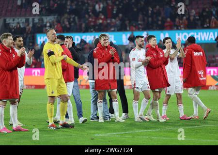 03.02.2024, Rheinenergie Stadion, Köln, GER, 1.FBL. 1. FC Köln vs. Eintracht Frankfurt, im Bild: Die Koelner feiern mit den Fans den Sieg Marvin Schwäbe/Schwaebe Torwart (FC Köln #1), Timo Hübers/Huebers (FC Köln #4), Mark uth (FC Köln #13), Florian Kainz (FC Köln #11), Denis Huseinbasic (FC Köln #8), Faride Alidou (FC Köln #40), Foto © nordphoto GmbH/Meuter DFL-Vorschriften verbieten die Verwendung von Fotografien als Bildsequenzen und/oder Quasi-Video. Stockfoto