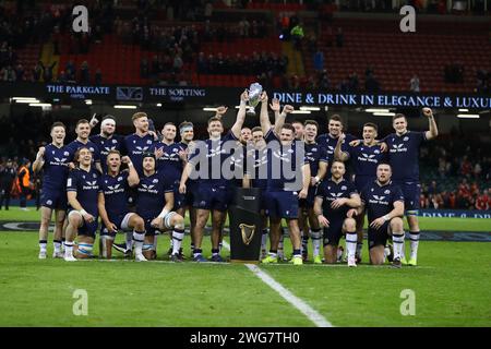 Cardiff, Großbritannien. Februar 2024. Nach dem Match gewinnen die Spieler aus Schottland die Doddie Weir-Trophäe. Guinness Six Nations Championship 2024, Wales gegen Schottland im Principality Stadium in Cardiff am Samstag, den 3. Februar 2024. bild von Andrew Orchard/Andrew Orchard Sportfotografie/Alamy Live News Credit: Andrew Orchard Sportfotografie/Alamy Live News Stockfoto