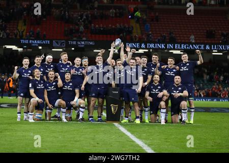 Cardiff, Großbritannien. Februar 2024. Nach dem Match gewinnen die Spieler aus Schottland die Doddie Weir-Trophäe. Guinness Six Nations Championship 2024, Wales gegen Schottland im Principality Stadium in Cardiff am Samstag, den 3. Februar 2024. bild von Andrew Orchard/Andrew Orchard Sportfotografie/Alamy Live News Credit: Andrew Orchard Sportfotografie/Alamy Live News Stockfoto