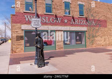 Die Statue von Glen Frey steht auf einer Ecke in Winslow Arizona, gesungen im klassischen Glenn Frey und Jackson Browne Song Stockfoto