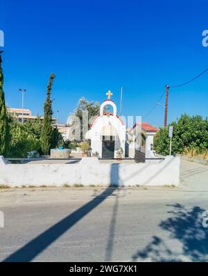 Typische weiße und blaue griechische Kapelle in Afantou, Insel Rhodos, Griechenland Stockfoto