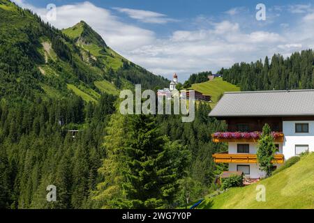 Antoniuskapelle in der Nähe von Bach und Dorf, Reutte, Tirol, Österreich Stockfoto