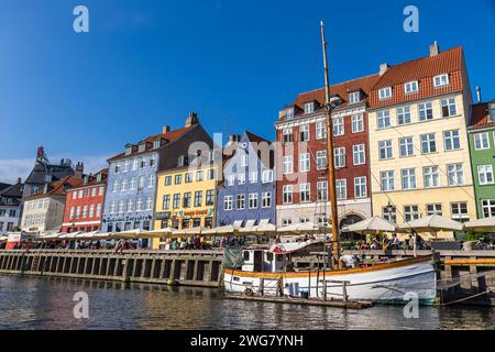 Kopenhagen, Dänemark - 18. September 2018: Stadtbild des Nyhavn Pier mit bunten Gebäuden und Schiffen, Europa Stockfoto