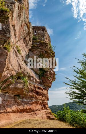 Erfweiler – 30. August 2023: Mauern und Felsen von Schloss Altdahnt im Dahner Felsenland, Rheinland-Pfalz. Stockfoto