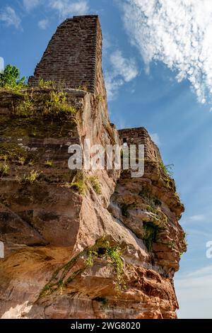 Erfweiler – 30. August 2023: Mauern und Felsen von Schloss Altdahnt im Dahner Felsenland, Rheinland-Pfalz. Stockfoto