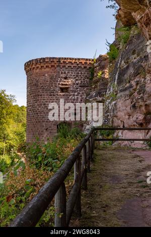 Erfweiler – 30. August 2023: Mauern und Felsen von Schloss Altdahnt im Dahner Felsenland, Rheinland-Pfalz. Stockfoto