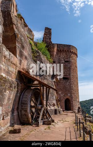 Erfweiler – 30. August 2023: Wasserrad und Turm von Schloss Altdahnt im Dahner Felsenland, Rheinland-Pfalz. Stockfoto