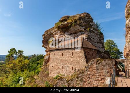 Erfweiler, Deutschland – 30. August 2023: Schloss Altdahnt im Dahner Felsenland, Rheinland-Pfalz. Stockfoto