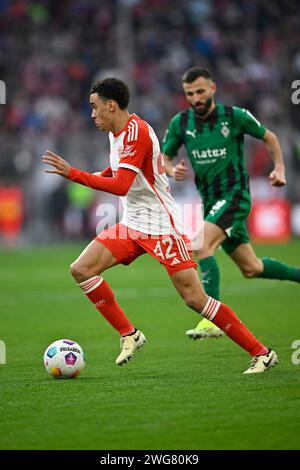 München, Deutschland. Februar 2024. Jamal Musiala FC Bayern München FCB (42) Aktion am Ball Franck Honorat Borussia Mönchengladbach BMG (09) FC Bayern München gegen Borussia Mönchengladbach, Fussball, Bundesliga, 20. Spieltag, Spielzeit 2023/2024, 03.02.2024. (DIE DFL-DFB-VORSCHRIFTEN VERBIETEN DIE VERWENDUNG VON FOTOS ALS BILDSEQUENZEN UND/ODER QUASI-VIDEO). Foto: Eibner-Pressefoto/Michael Weber Credit: dpa/Alamy Live News Stockfoto