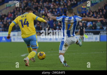 Pol Valentín von Sheffield Wednesday überquert den Ball an Brodie Spencer aus Huddersfield Town während des Sky Bet Championship Matches Huddersfield Town gegen Sheffield Wednesday im John Smith's Stadium, Huddersfield, Großbritannien, 3. Februar 2024 (Foto: Craig Cresswell/News Images) Stockfoto