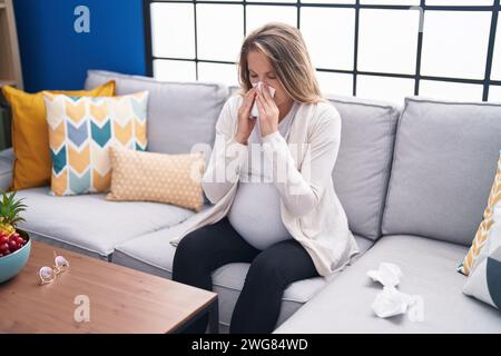 Junge Schwangere Krankheit mit Serviette zu Hause Stockfoto