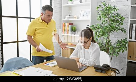 Ernsthafte Geschäftsleute streiten im Büro zusammen über Laptop, gestresst im Besprechungsraum Stockfoto