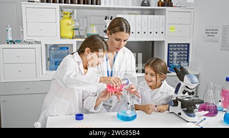 Eine Frau und junge Mädchen, die ein Experiment in einem wissenschaftlichen Labor durchführen Stockfoto