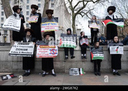 London, Großbritannien. Februar 2024. Eine Gruppe ultraorthodoxer haredischer Juden versammelte sich in Whitehall während eines Protestes, der zu einem sofortigen Waffenstillstand und einem Ende der israelischen Bombardierung, Belagerung und Invasion von Gaza aufrief. Der Protest folgte der Entschlossenheit des Internationalen Gerichtshofs, dass es plausibel ist, dass Israels Verhalten in Gaza einem Völkermord gleichkommt. Quelle: Ron Fassbender/Alamy Live News Stockfoto