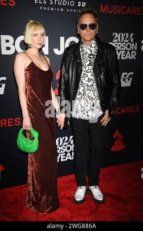 LOS ANGELES, KALIFORNIEN - 2. FEBRUAR: (L-R) Ace Harper und Matt Sorum nehmen an der MusiCares Person of the Year 2024 Teil, die Jon Bon Jovi während der 6 Stockfoto