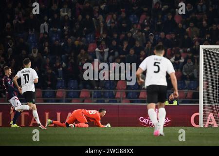 Foto Massimo Paolone/LaPresse 3 Febbraio 2024 - Bologna, Italia - Sport, calcio - Bologna vs Sassuolo - Campionato italiano di calcio Serie A TIM 2023/2024 - Stadio Renato Dall'Ara. Nella Foto: Lukasz Skorupski (Bologna FC) osserva dopo il gol di Kristian Thorstvedt (US Sassuolo) 0-1. Februar 2024 Bologna, Italien - Sport, calcio - Bologna vs Sassuolo - italienische Fußballmeisterschaft der Serie A 2023/2024 - Renato Dall'Ara Stadion. Im Bild: Lukasz Skorupski (Bologna FC) blickt nach dem Tor von Kristian Thorstvedt (US Sassuolo) 0-1 nach Stockfoto