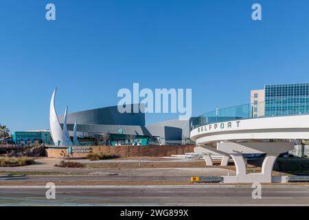 Fußgänger- und Straßenbahnbrücke bringt Besucher vom Jones Park über den Highway 90 zum Mississippi Aquarium in Gulfport, Mississippi Stockfoto
