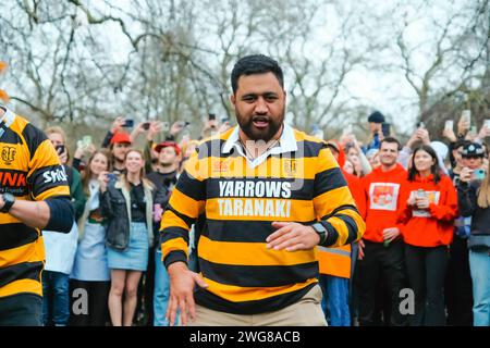 London, Großbritannien. Februar 2024. Neuseeland Expats feiern Waitangi Day mit dem jährlichen Circle Line Pub Crawl, St James Park, London, Großbritannien 03/02/2024 Ehimetalor Unuabona/Alamy Live News Credit: Ehimetalor Unuabona/Alamy Live News Stockfoto