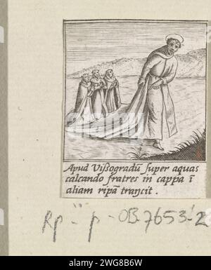 Heiliger Hyacinthus van Polen läuft über das Wasser, Anonym (möglich), nach Johann Sadeler (I), 1595–1600 Druck H. Hyacinthus van Polen läuft über den Fluss Dnepr. Drei kniende Mönche im Hintergrund. Der Druck ist Teil einer achtzehnteiligen Serie, die einen Rahmen um ein Bild des H. Hyacinthus van Polen bildet. Venedig Papiergravur St.. Hyazinthe von Polen, die eine Statue der Jungfrau Maria und eine Monstranz hält, überquert wundersam den Fluss Dnieper. Gehen Sie auf dem Wasser. mönch(e), Mönch(e) Stockfoto