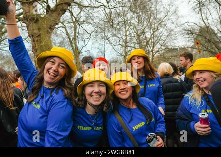 London, Großbritannien. Februar 2024. Neuseeland Expats feiern Waitangi Day mit dem jährlichen Circle Line Pub Crawl, St James Park, London, Großbritannien 03/02/2024 Ehimetalor Unuabona/Alamy Live News Credit: Ehimetalor Unuabona/Alamy Live News Stockfoto