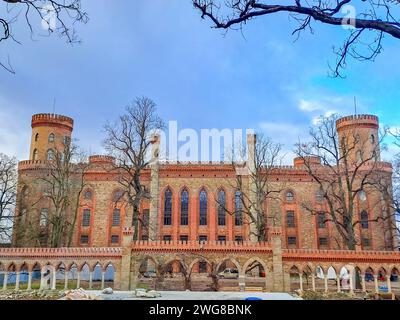 Eine Low-Angle-Aufnahme des Kamieniec Zabkowicki Palastes in Polen Stockfoto