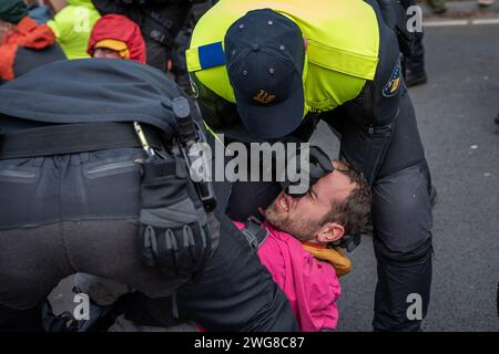 Den Haag, Südholland, Niederlande. Februar 2024. Die niederländische Polizei hat einen Klimaaktivisten unter Druck gesetzt, während er verhaftet wird. Am 3. Februar 2024 blockierten Klimaaktivisten die Autobahn A12 in den Haag, Niederlande. Die Forderung nach dieser Demonstration war ein Ende der Subventionen für fossile Brennstoffe durch die niederländische Regierung. (Kreditbild: © James Petermeier/ZUMA Press Wire) NUR REDAKTIONELLE VERWENDUNG! Nicht für kommerzielle ZWECKE! Quelle: ZUMA Press, Inc./Alamy Live News Stockfoto