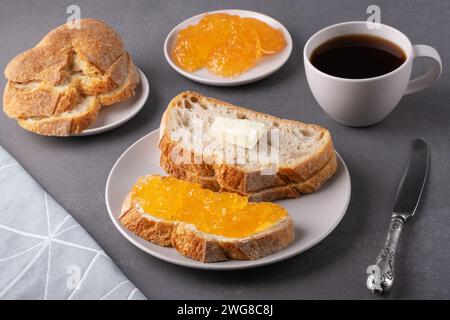 Sandwiches mit Aprikosenmarmelade und einer Tasse Kaffee. Frühstückskonzept Stockfoto